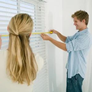 Homme Et Femme Prennent Des Mesures