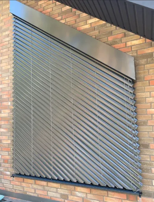 Store BSO incliné CETTA 80 F mur en brique